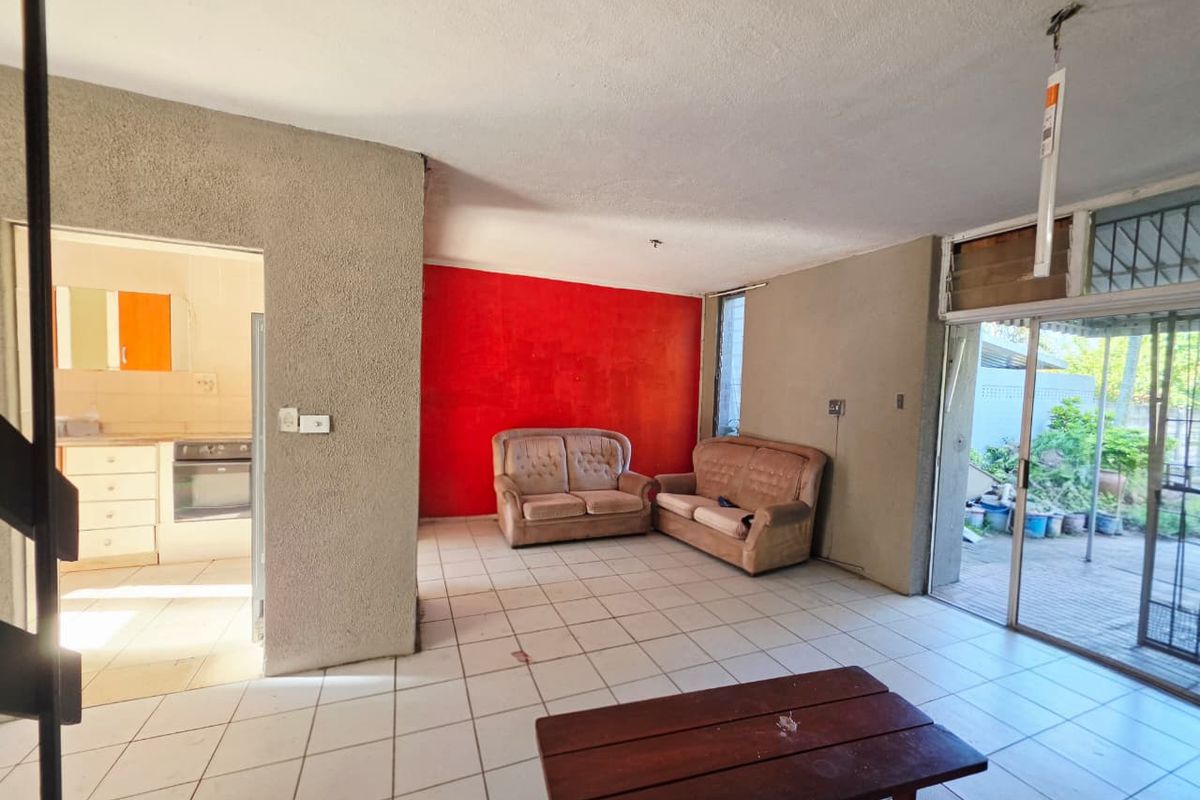 Secure 3-Bedroom Duplex with Private Pool - Photo 3