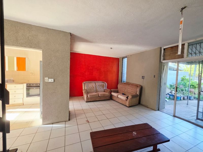 Secure 3-Bedroom Duplex with Private Pool - Photo 3