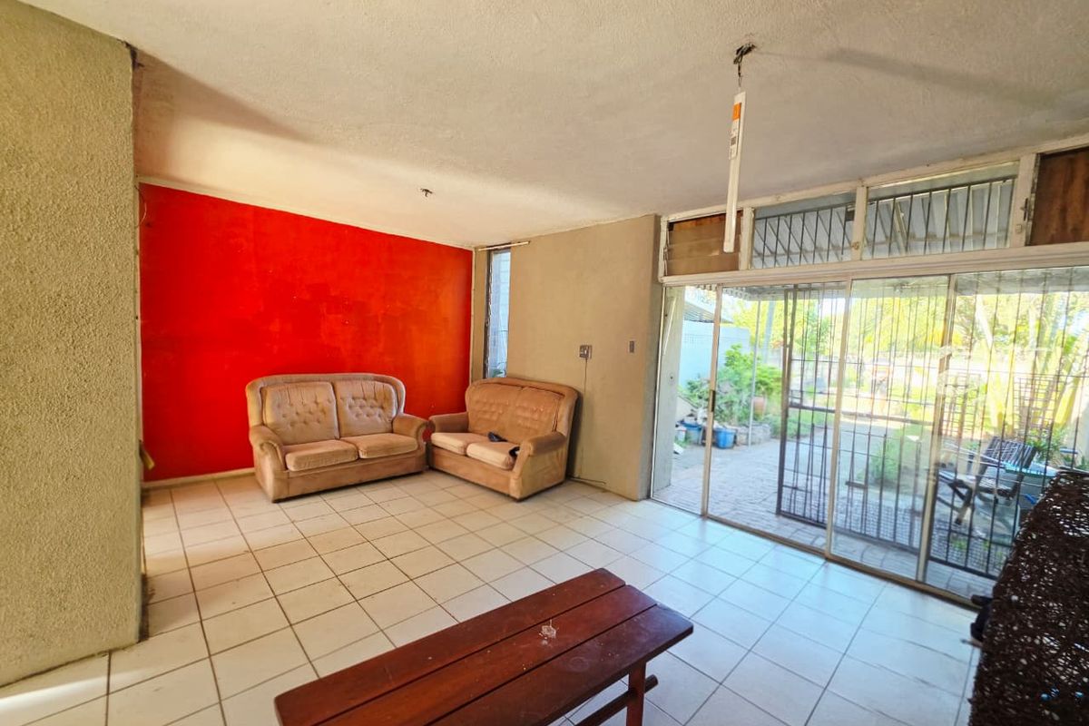 Secure 3-Bedroom Duplex with Private Pool - Photo 5
