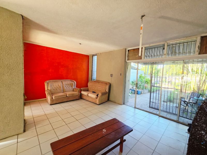 Secure 3-Bedroom Duplex with Private Pool - Photo 5