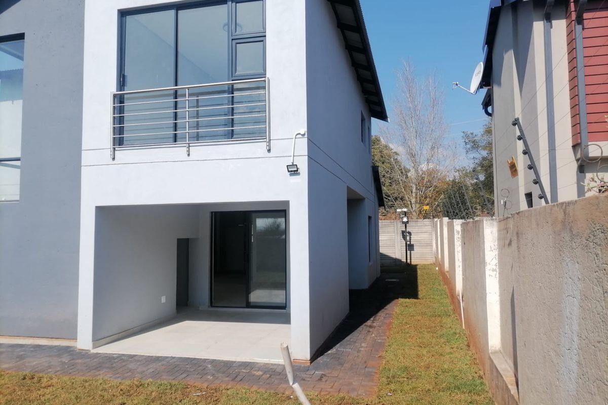 THREE BEDROOM TWO BATHROOM AND DOUBLE GARAGE IN DU VIN ESTATE RASLOUW(CENTURION) - Photo 5