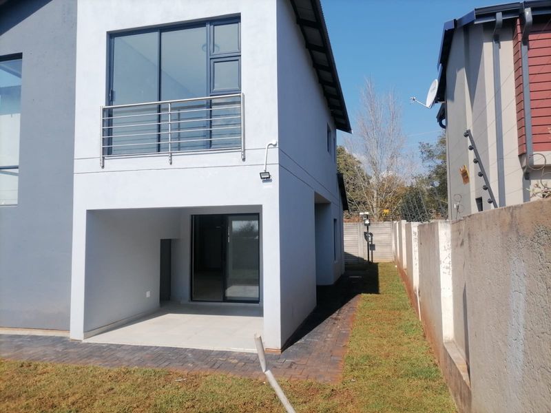THREE BEDROOM TWO BATHROOM AND DOUBLE GARAGE IN DU VIN ESTATE RASLOUW(CENTURION) - Photo 5