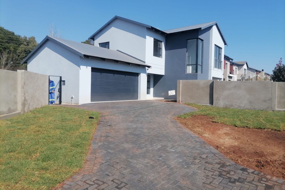 THREE BEDROOM TWO BATHROOM AND DOUBLE GARAGE IN DU VIN ESTATE RASLOUW(CENTURION) - Photo 3