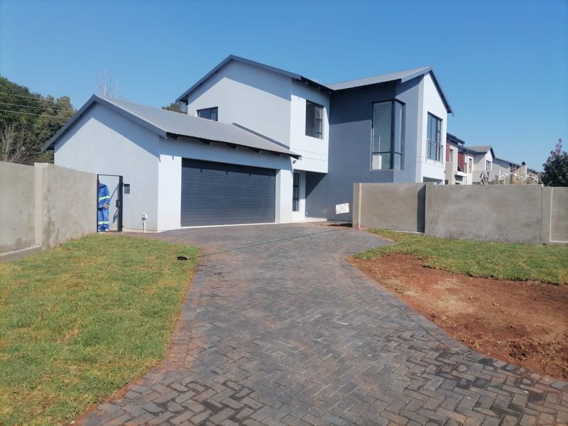 THREE BEDROOM TWO BATHROOM AND DOUBLE GARAGE IN DU VIN ESTATE RASLOUW(CENTURION) - Photo 3