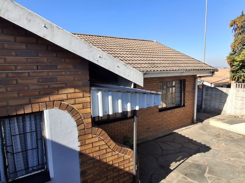 4 Bedroom House for Sale - Photo 1