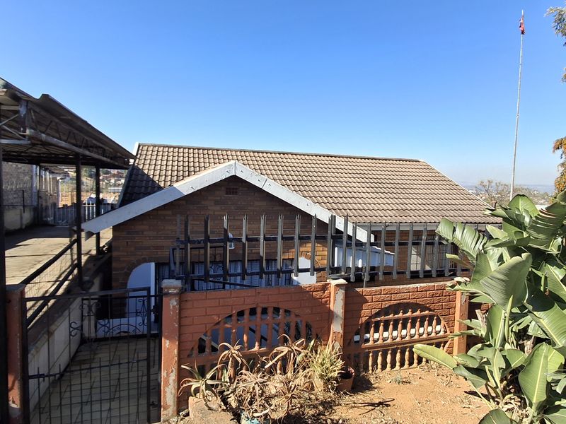 4 Bedroom House for Sale - Photo 2