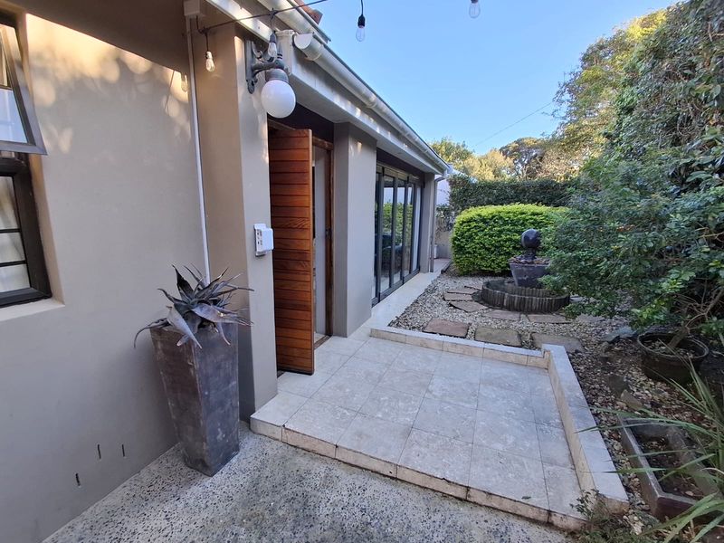 Space, Style & Serenity – Exceptional 5 Bedroom Family Home in Nahoon - Photo 2