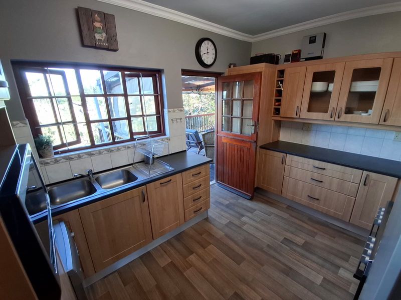 Space, Style & Serenity – Exceptional 5 Bedroom Family Home in Nahoon - Photo 10