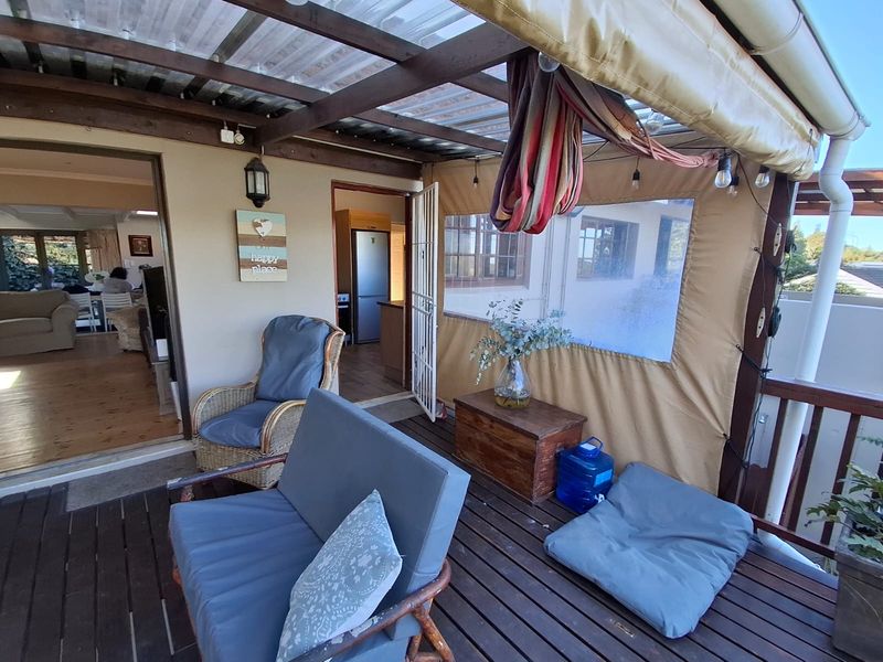 Space, Style & Serenity – Exceptional 5 Bedroom Family Home in Nahoon - Photo 8