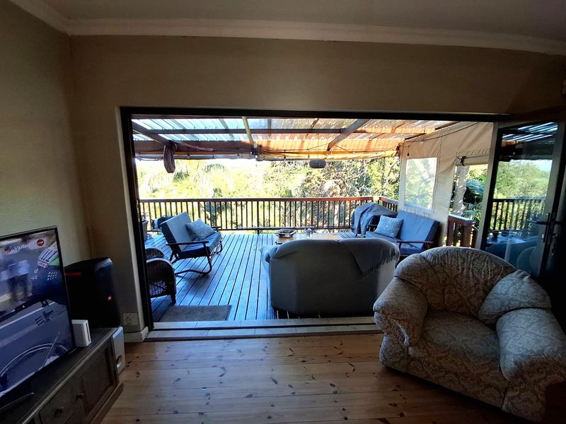 Space, Style & Serenity – Exceptional 5 Bedroom Family Home in Nahoon - Photo 6