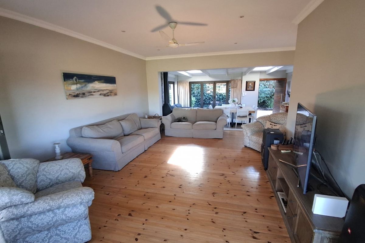 Space, Style & Serenity – Exceptional 5 Bedroom Family Home in Nahoon - Photo 5