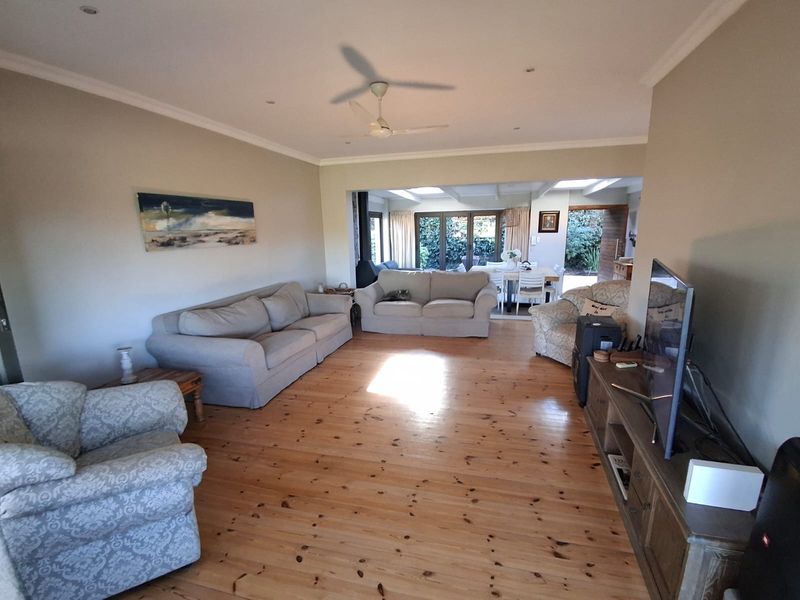 Space, Style & Serenity – Exceptional 5 Bedroom Family Home in Nahoon - Photo 5