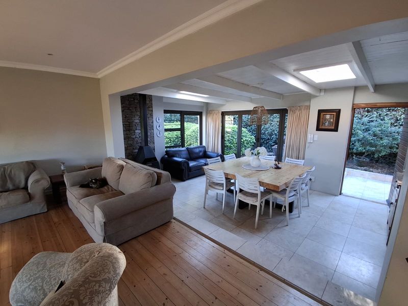 Space, Style & Serenity – Exceptional 5 Bedroom Family Home in Nahoon - Photo 4