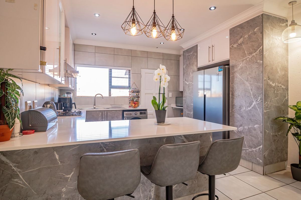 Elegant Solar-Powered 3-Bedroom Cluster in Exclusive Helderwyk Estate - Photo 3