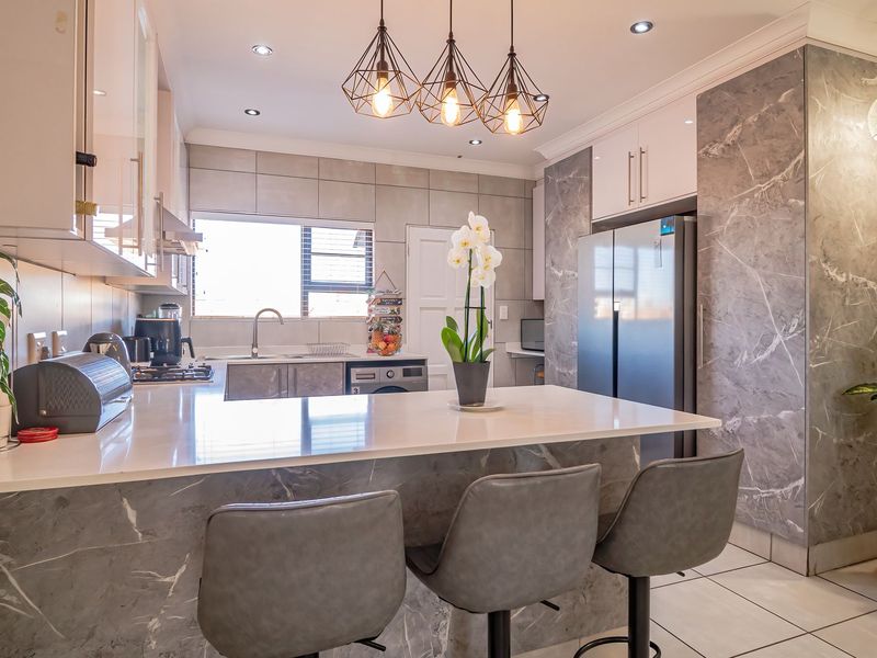 Elegant Solar-Powered 3-Bedroom Cluster in Exclusive Helderwyk Estate - Photo 3