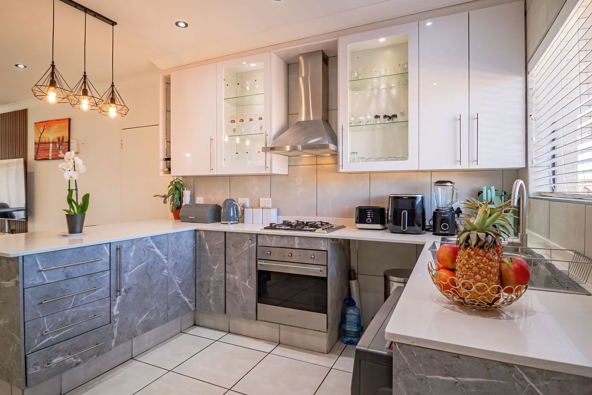 Elegant Solar-Powered 3-Bedroom Cluster in Exclusive Helderwyk Estate - Photo 2