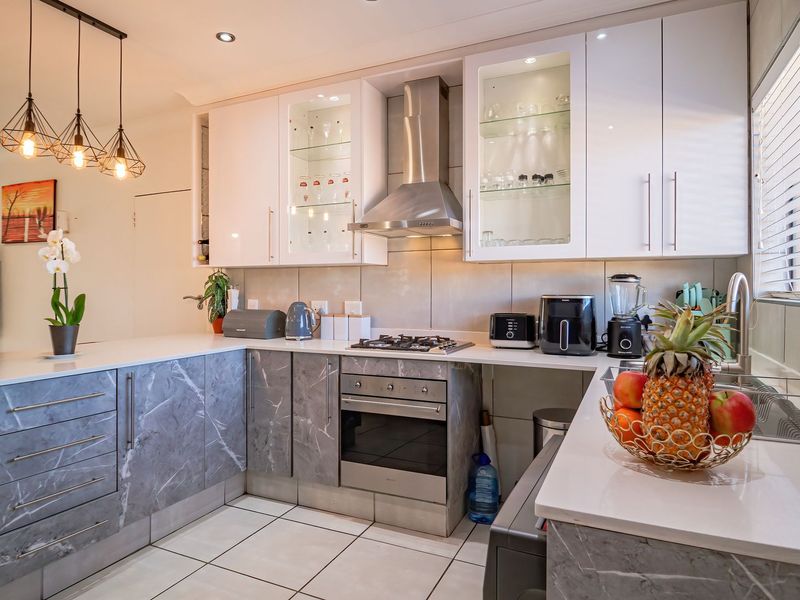 Elegant Solar-Powered 3-Bedroom Cluster in Exclusive Helderwyk Estate - Photo 2
