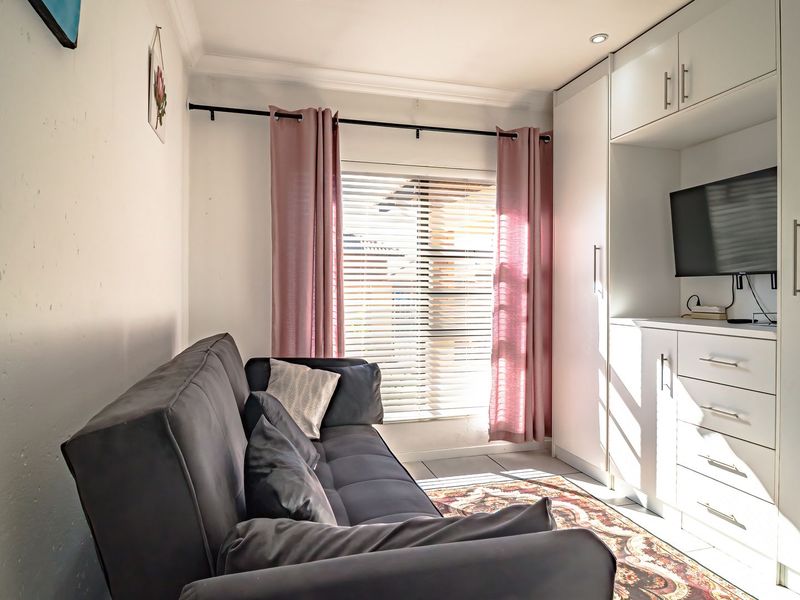 Elegant Solar-Powered 3-Bedroom Cluster in Exclusive Helderwyk Estate - Photo 10