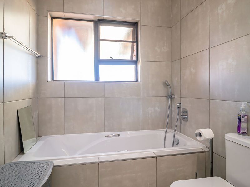 Elegant Solar-Powered 3-Bedroom Cluster in Exclusive Helderwyk Estate - Photo 9