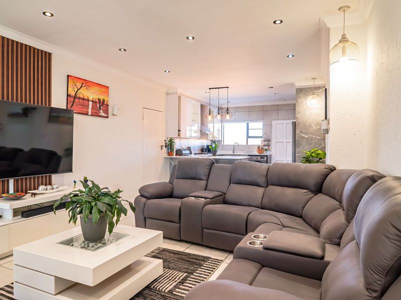 Elegant Solar-Powered 3-Bedroom Cluster in Exclusive Helderwyk Estate - Photo 8