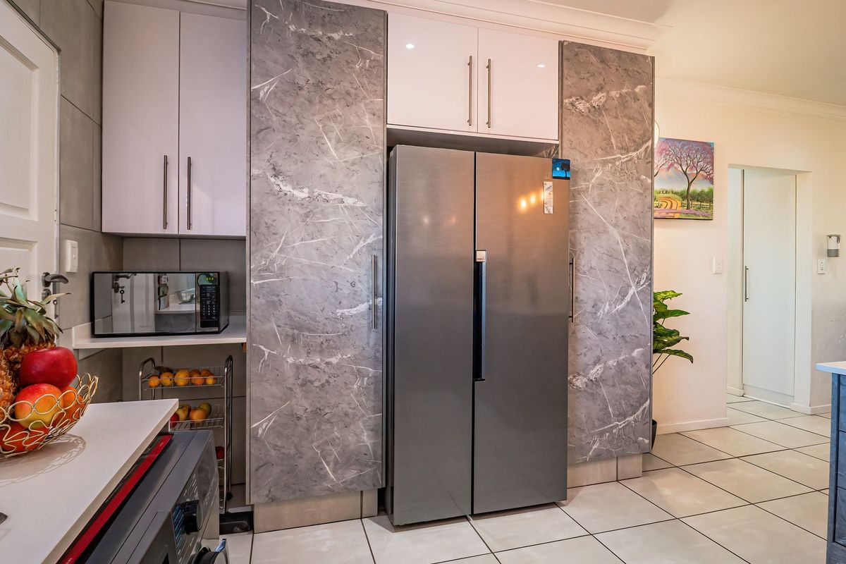 Elegant Solar-Powered 3-Bedroom Cluster in Exclusive Helderwyk Estate - Photo 4