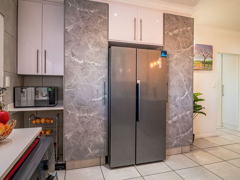Elegant Solar-Powered 3-Bedroom Cluster in Exclusive Helderwyk Estate - Photo 4