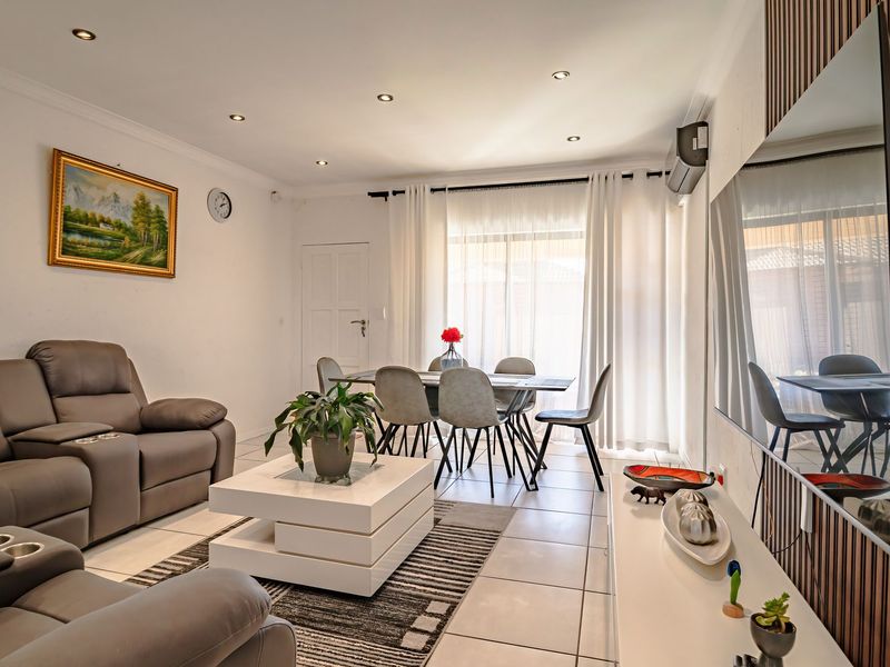 Elegant Solar-Powered 3-Bedroom Cluster in Exclusive Helderwyk Estate - Photo 7