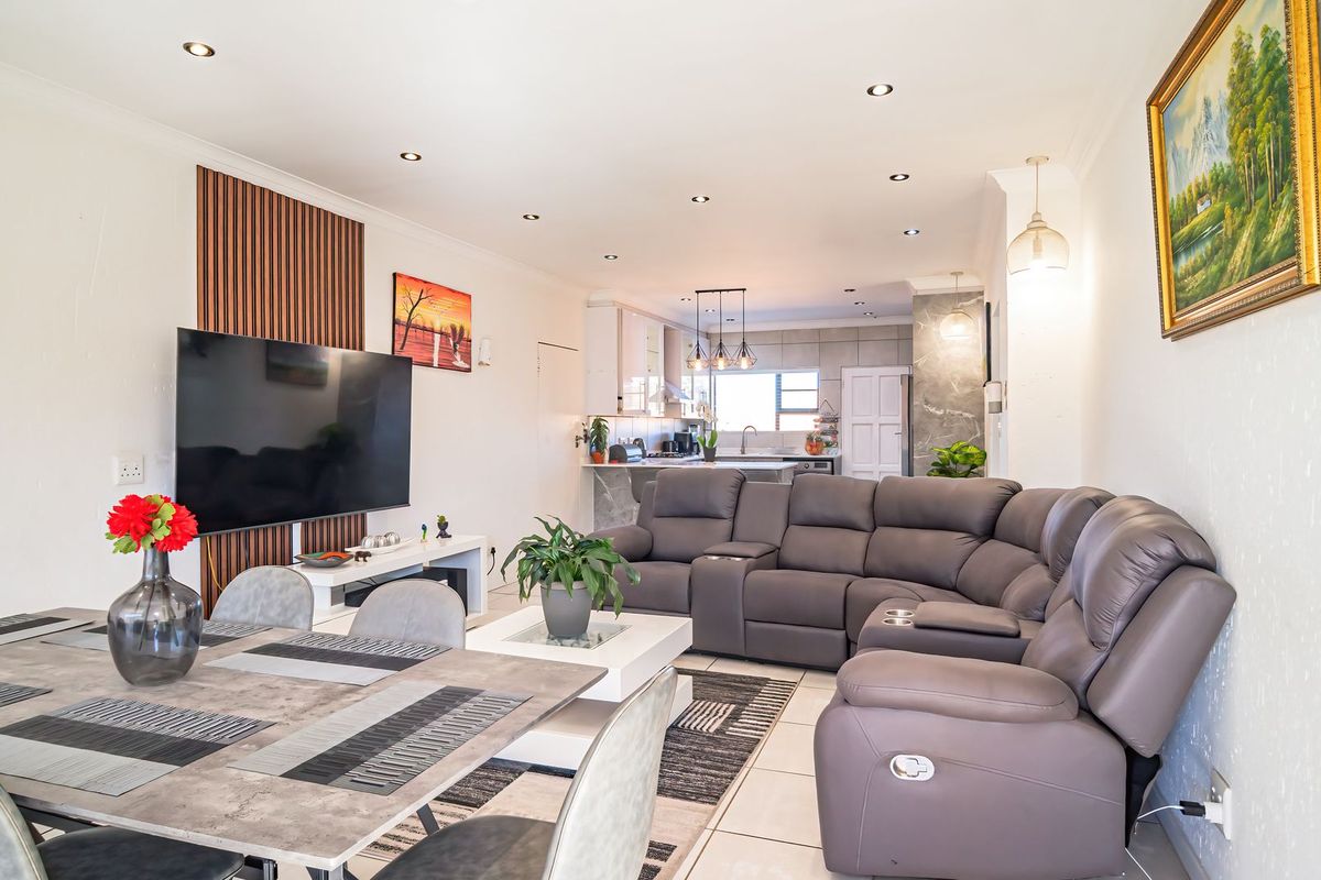 Elegant Solar-Powered 3-Bedroom Cluster in Exclusive Helderwyk Estate - Photo 5