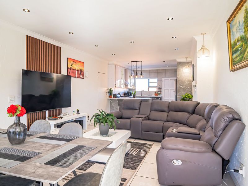 Elegant Solar-Powered 3-Bedroom Cluster in Exclusive Helderwyk Estate - Photo 5