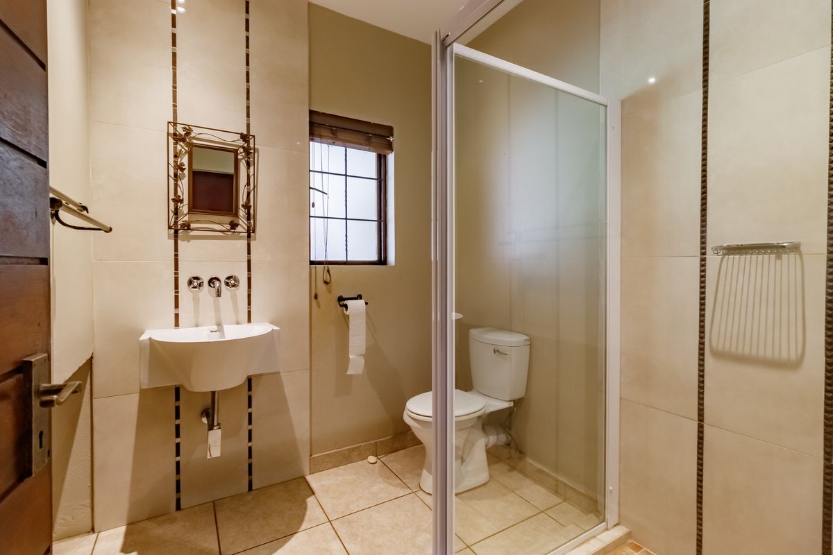 Space, Sustainability, and Supreme Comfort: The Ultimate All-Inclusive Estate Home - Photo 5