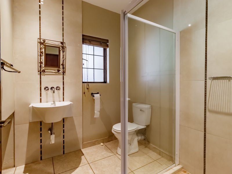 Space, Sustainability, and Supreme Comfort: The Ultimate All-Inclusive Estate Home - Photo 5