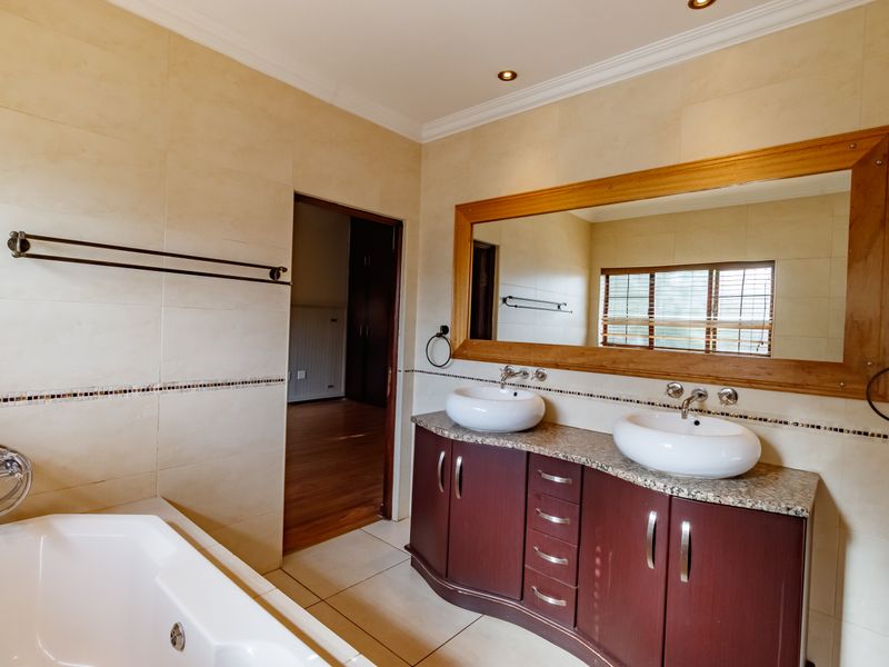 Space, Sustainability, and Supreme Comfort: The Ultimate All-Inclusive Estate Home - Photo 7