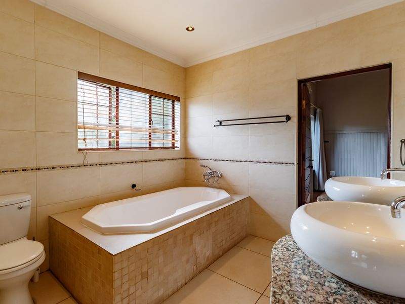 Space, Sustainability, and Supreme Comfort: The Ultimate All-Inclusive Estate Home - Photo 6