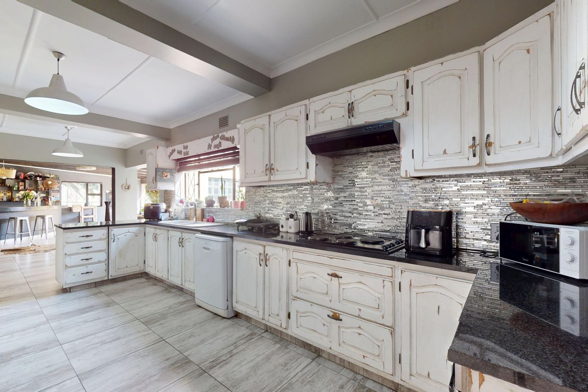 Stunning family Home, Entertainers dream! - Photo 3