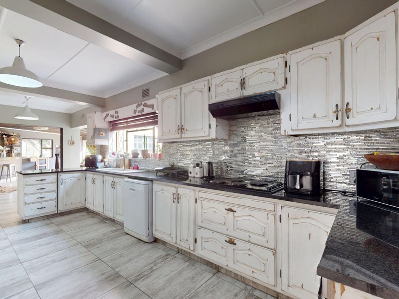 Stunning family Home, Entertainers dream! - Photo 3