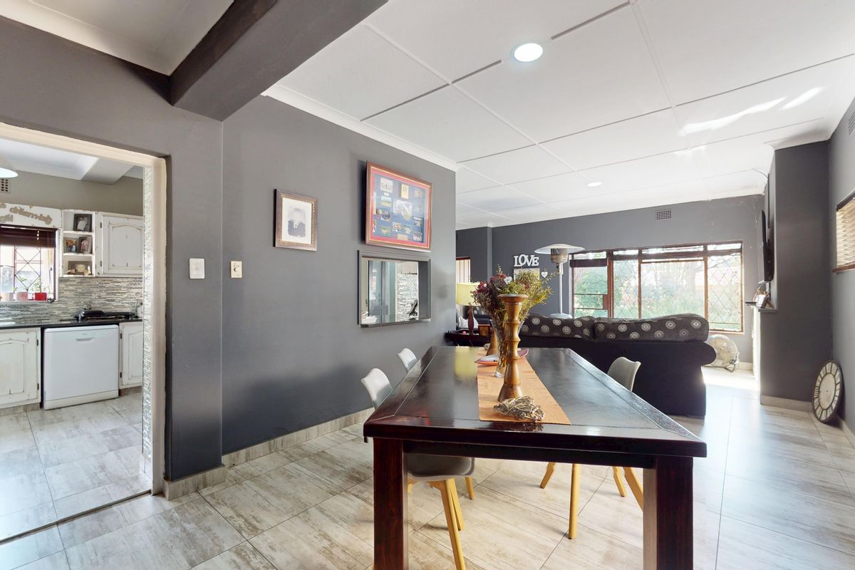 Stunning family Home, Entertainers dream! - Photo 5