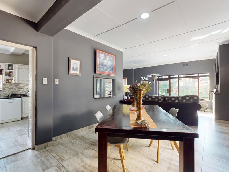 Stunning family Home, Entertainers dream! - Photo 5