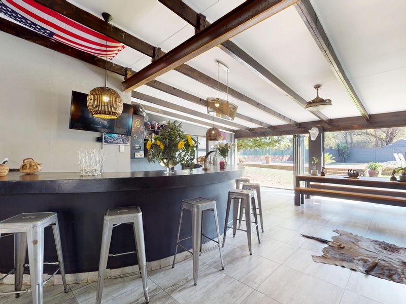 Stunning family Home, Entertainers dream! - Photo 1