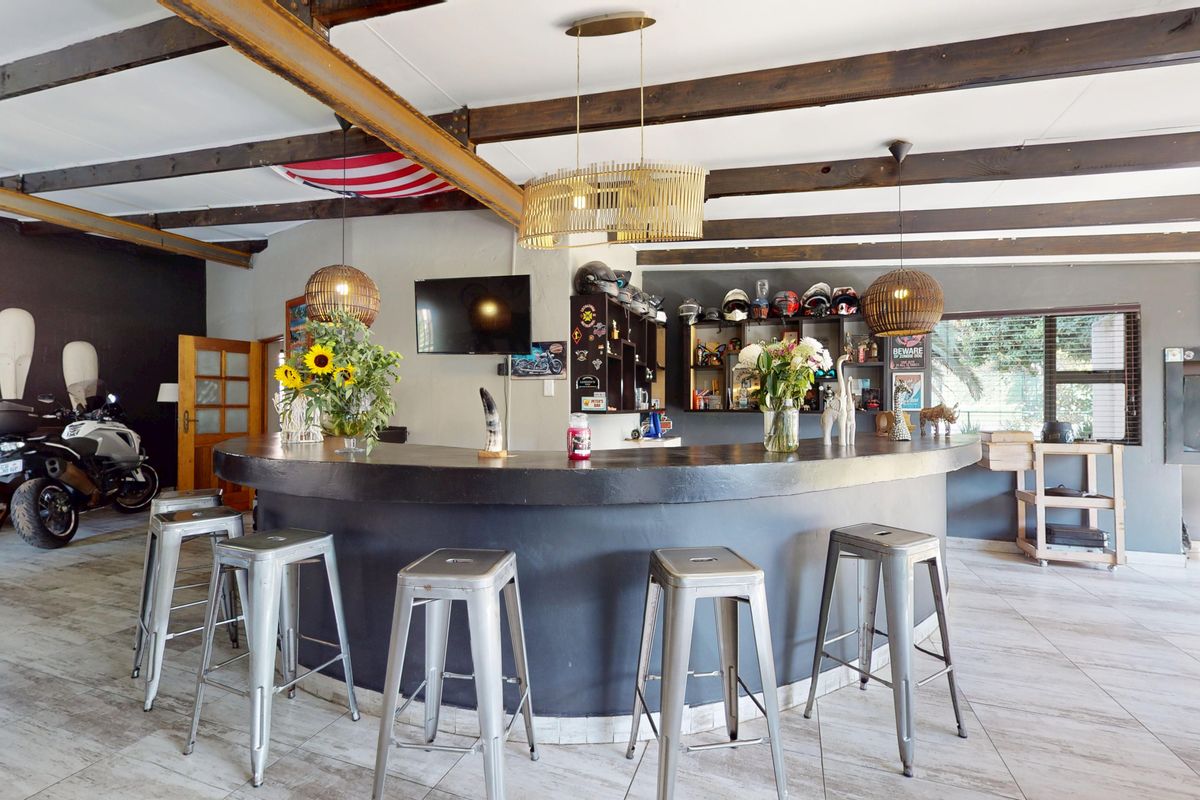 Stunning family Home, Entertainers dream! - Photo 2