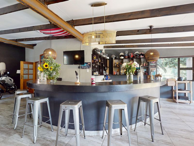 Stunning family Home, Entertainers dream! - Photo 2