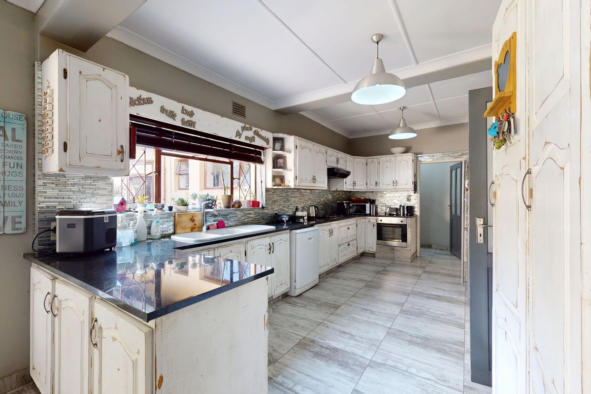 Stunning family Home, Entertainers dream! - Photo 4