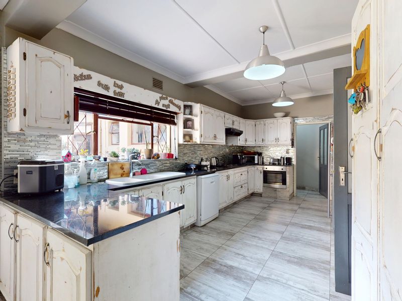 Stunning family Home, Entertainers dream! - Photo 4