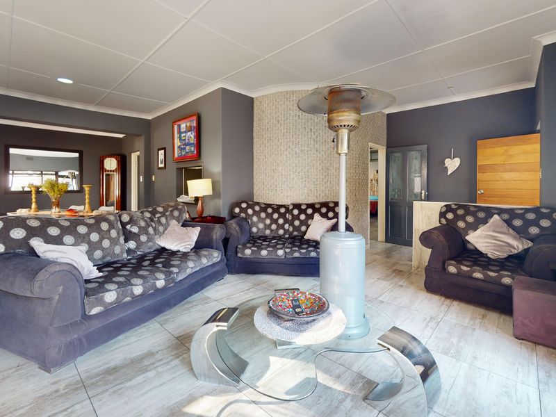 Stunning family Home, Entertainers dream! - Photo 6