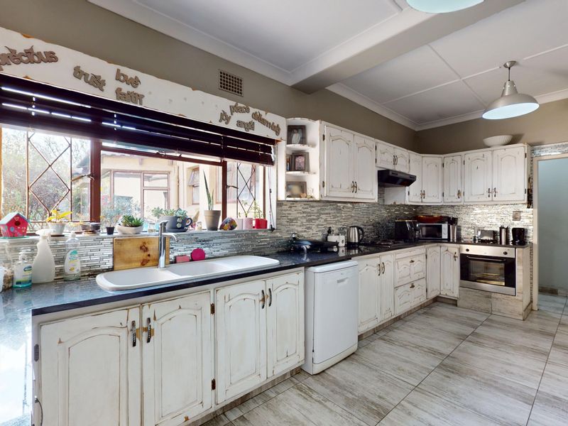 Stunning family Home, Entertainers dream! - Photo 7