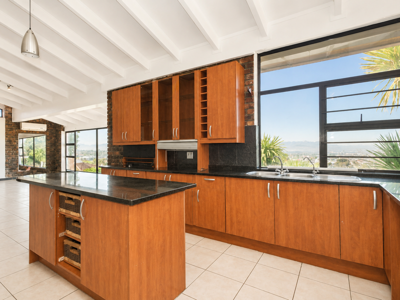 Spacious Family Home for Sale in Hoheizen - Photo 10
