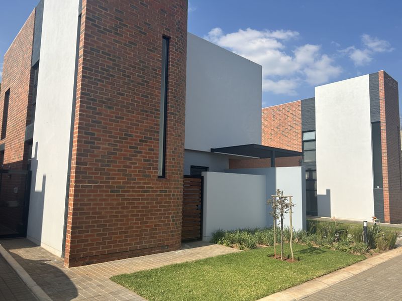 Stunning Full-Title Townhouse in Lynnwood Glen, Pretoria - Photo 1