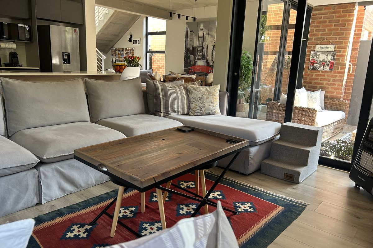 Stunning Full-Title Townhouse in Lynnwood Glen, Pretoria - Photo 3