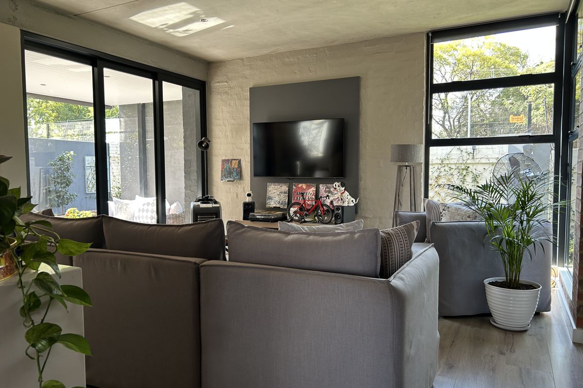 Stunning Full-Title Townhouse in Lynnwood Glen, Pretoria - Photo 4