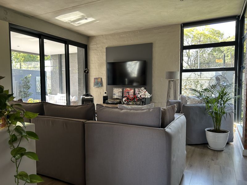 Stunning Full-Title Townhouse in Lynnwood Glen, Pretoria - Photo 4
