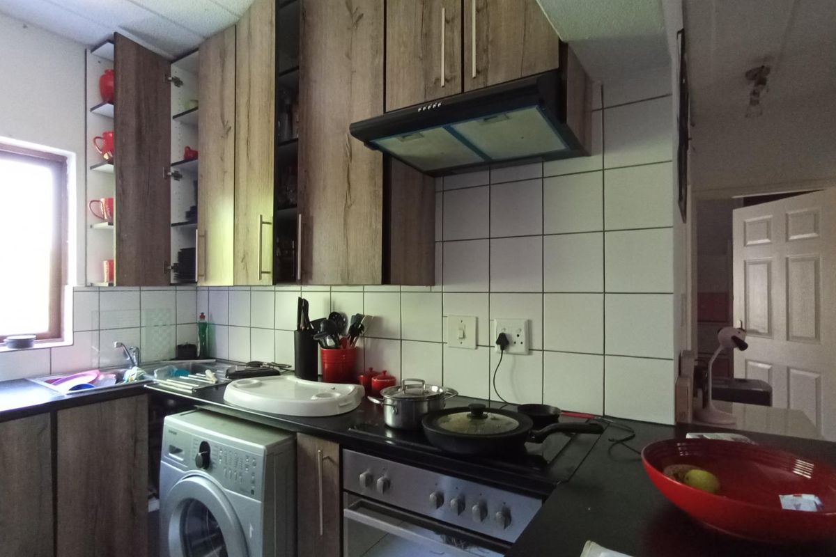 Comfortable living in secure complex - Photo 4